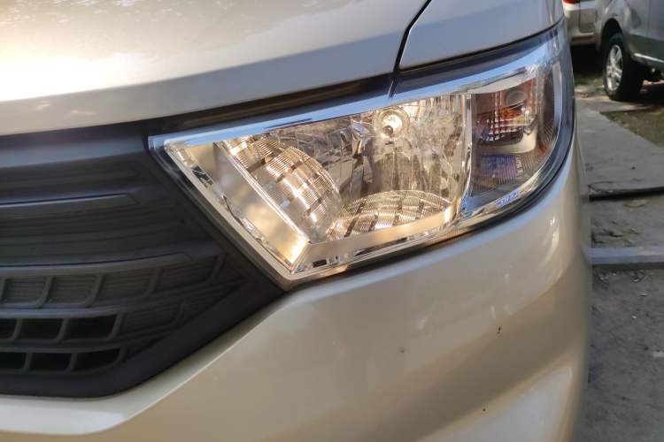 Used Wuling Hongguang V 2022 1.5L Jingqu Edition Electric-Assist LAR Left Front Headlight