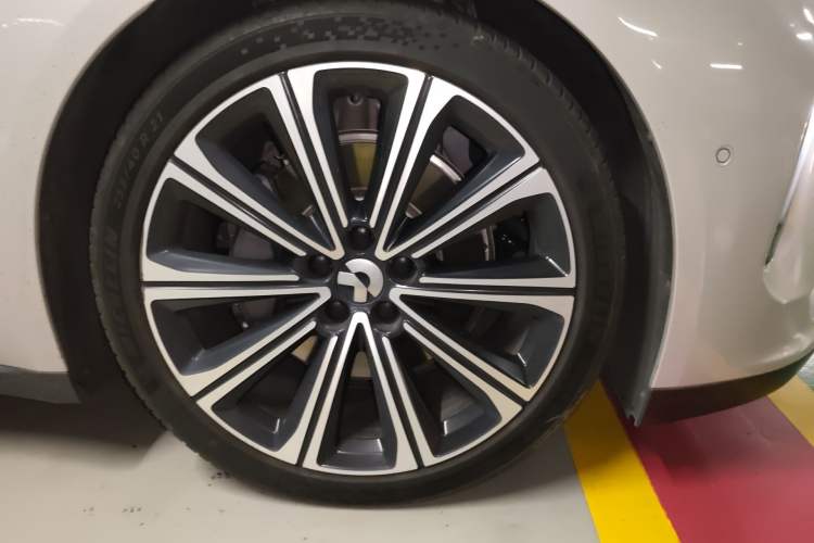 Used Nio ET7 2024 75 kWh Executive Signature Edition Right Front Wheel Hub