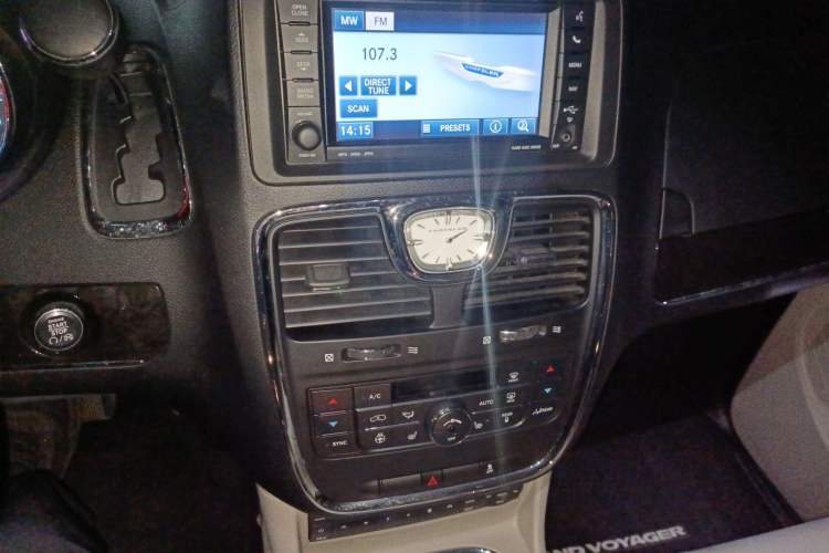 Used Chrysler Grand Voyager 2013 3.6L Luxury Edition Audio And AC Panel