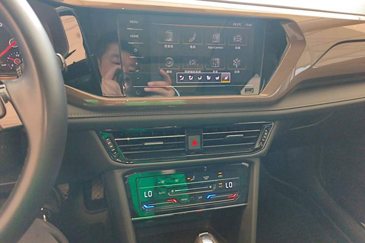 Used Volkswagen Tharu 2021 280TSI Two-Wheel Drive Comfort Edition Audio And AC Panel