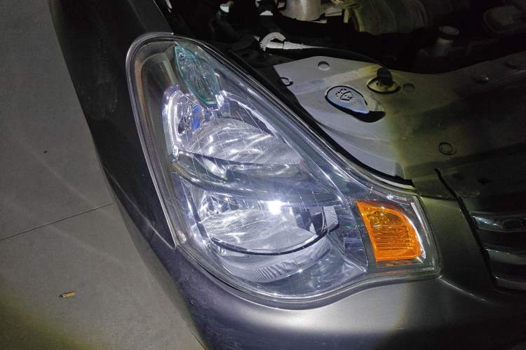Used Nissan Sylphy 2012 Classic 1.6XE Manual Comfort Edition Right Front Headlight