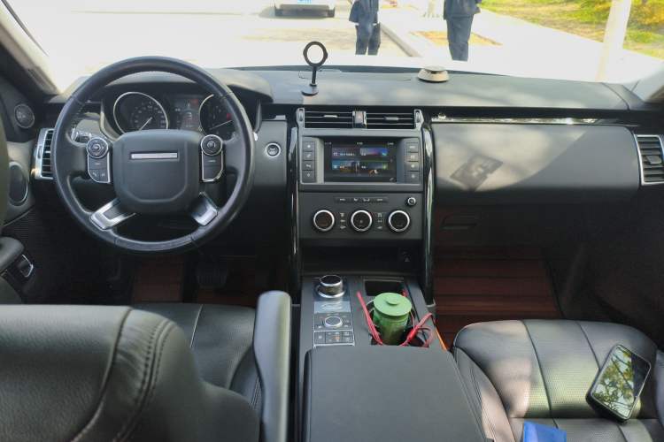 Used Land Rover Discovery 2017 3.0 SC V6 SE Center Console