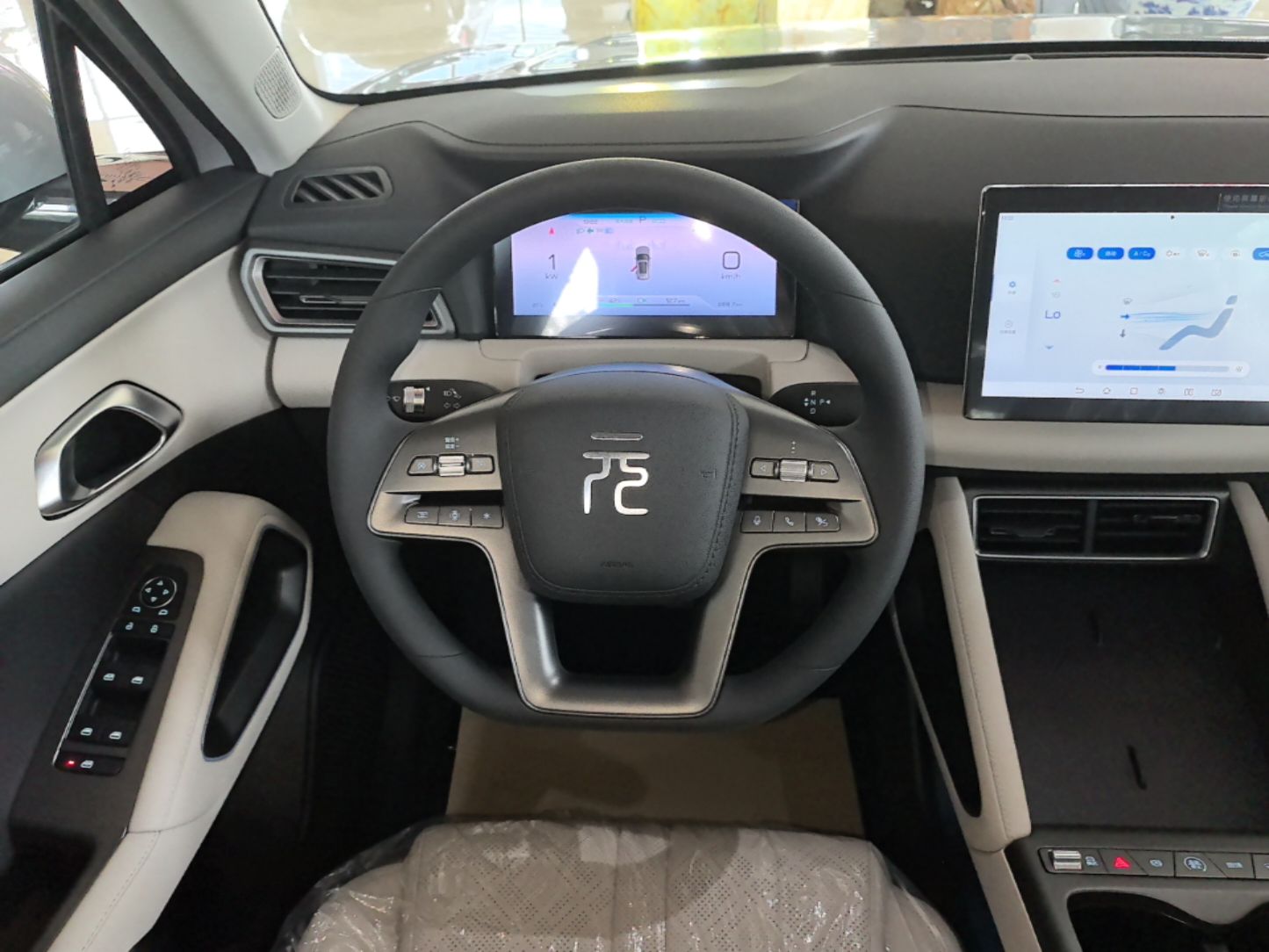 BYD Yuan UP 2025 Model 301KM Leading Version — снимка 13