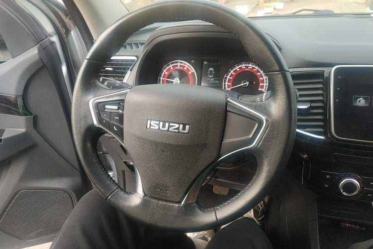 Used Isuzu D-MAX 2019 2.5T Two-Wheel Drive Manual Flagship Version China VI Emission Standard Extended Length JE4D25Q6A
