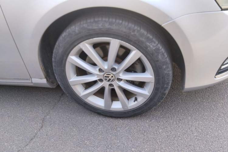 Used Volkswagen Magotan 2012 1.8TSI Prestige Model Right Front Wheel Hub