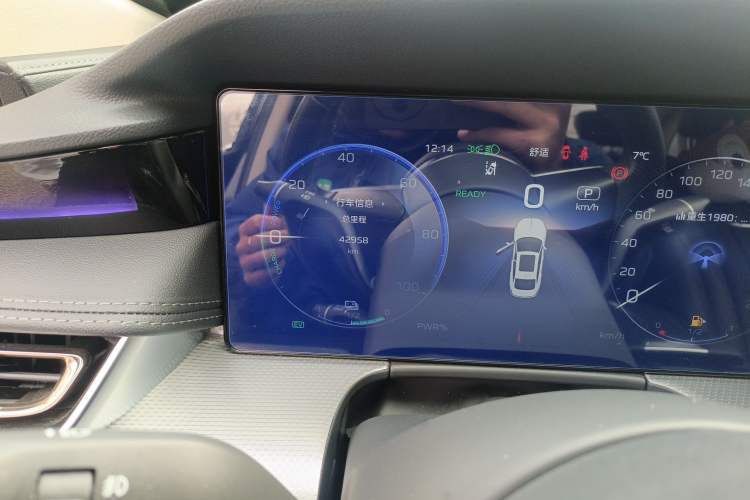 Used Hongqi H5 2024 1.5T HEV Smart Connect Flagship Edition Odometer Close Up