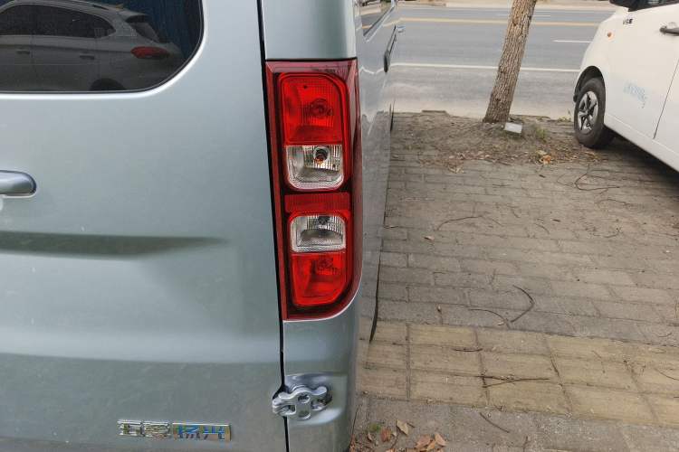 Used Wuling Yangguang 2024 300KM Comfort Version Passenger Van 75kW
