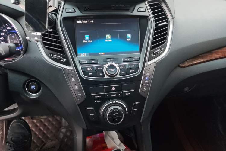 Used Hyundai Grand SantaFe 2013 3.0L 7-seat 4x4 Brown Interior Flagship Edition Audio And AC Panel