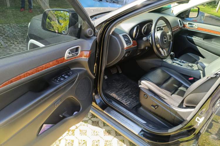 Used Jeep Grand Cherokee 2011 3.6L Luxury Navigation Edition Interior 3