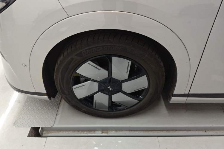 Used XPeng X9 2024 702 Ultra-Long Range Max Exterior 4