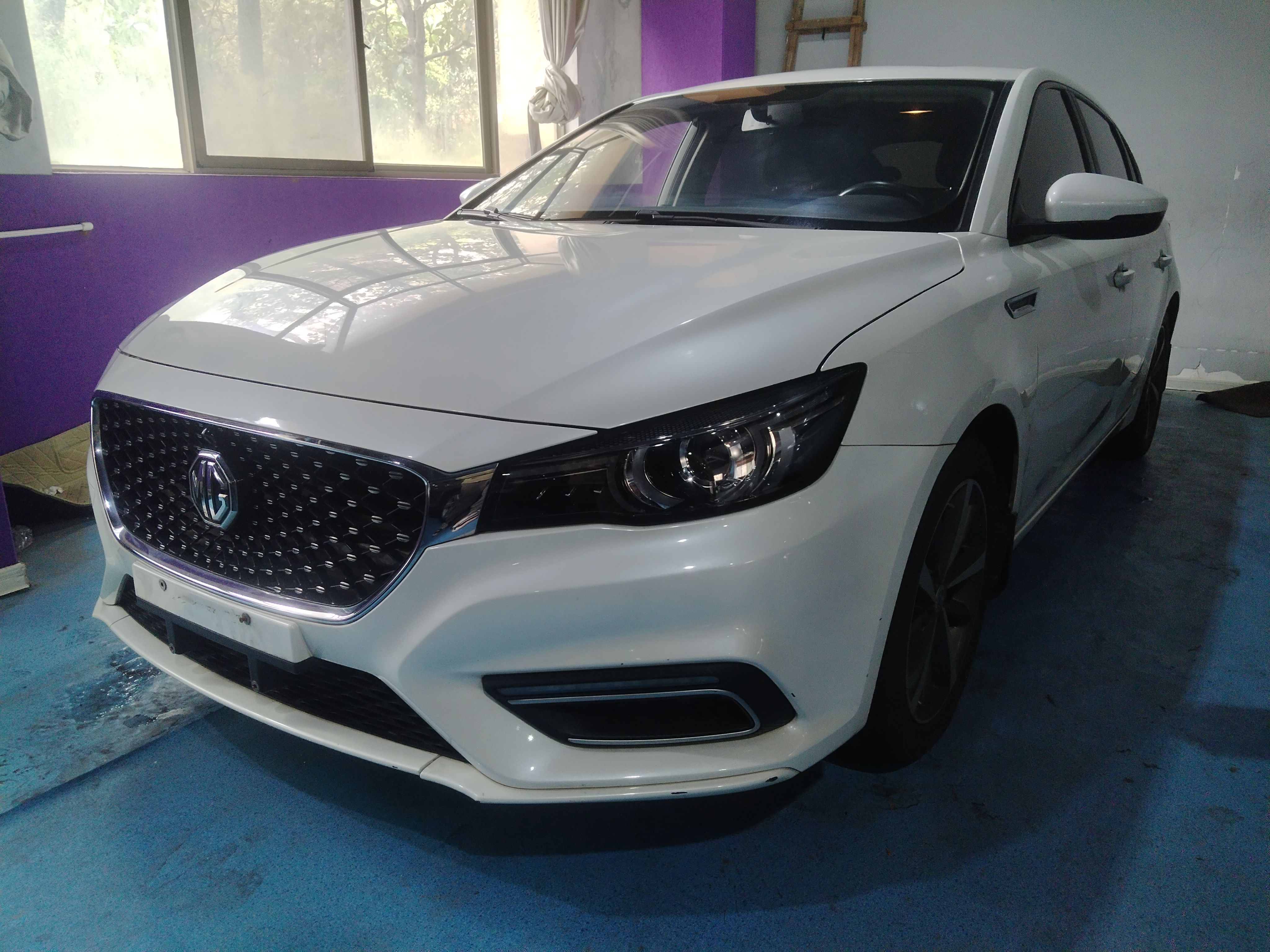 تحت مقدمة السيارة