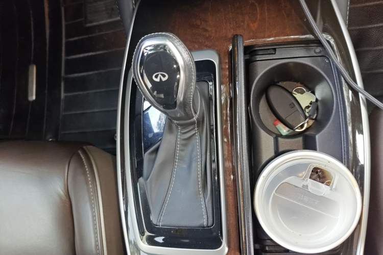 Used Infiniti QX60 2018 2.5 S/C Hybrid Two-Wheel-Drive Excellence Edition China VI Standard Gear Lever