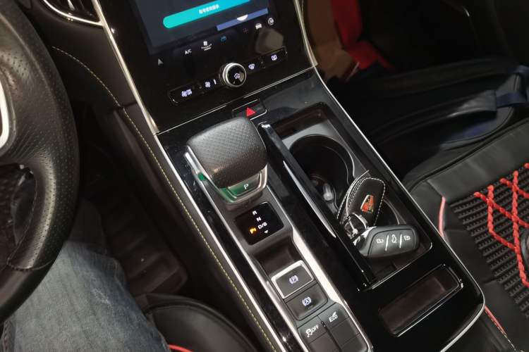 Used Roewe i6 MAX 2020 300TGI Automatic "Swell Cool Smart Drive" Edition Gear Lever