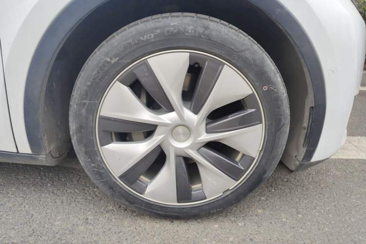 Used Tesla Model Y 2021 Standard Range Rear-Wheel Drive Version Right Front Wheel Hub