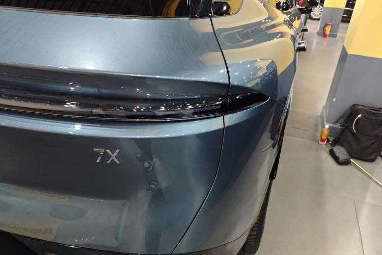 Used Zeekr 7X 2025 100 kWh Long-Range Rear-Wheel Drive with Intelligent Driving Features
