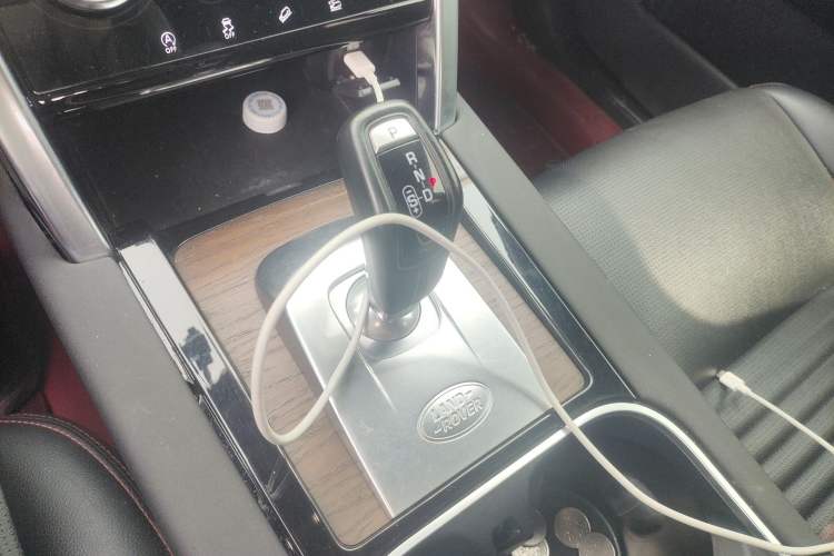 Used Land Rover Discovery Sport 2022 249 PS R-Dynamic S Performance Edition 5 Seats Gear Lever