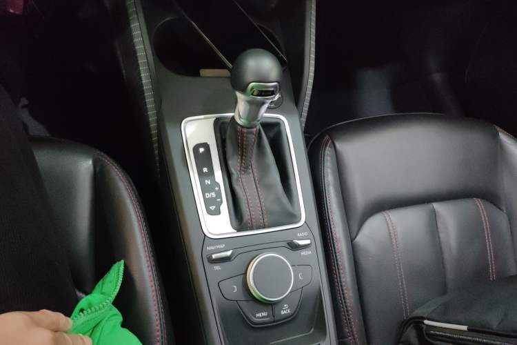 Used Audi Q2L 2022 35 TFSI Progressive Dynamic Edition Gear Lever