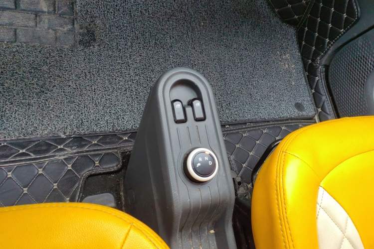 Used Wuling Hongguang MINIEV 2021 Macaron Fashion Edition Lithium-Ion Battery Gear Lever