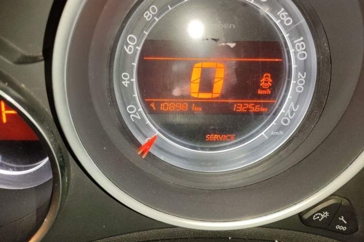 Used Citroen C4L 2014 1.8L Intelligent Drive Automatic Dynamic Model Odometer Close Up