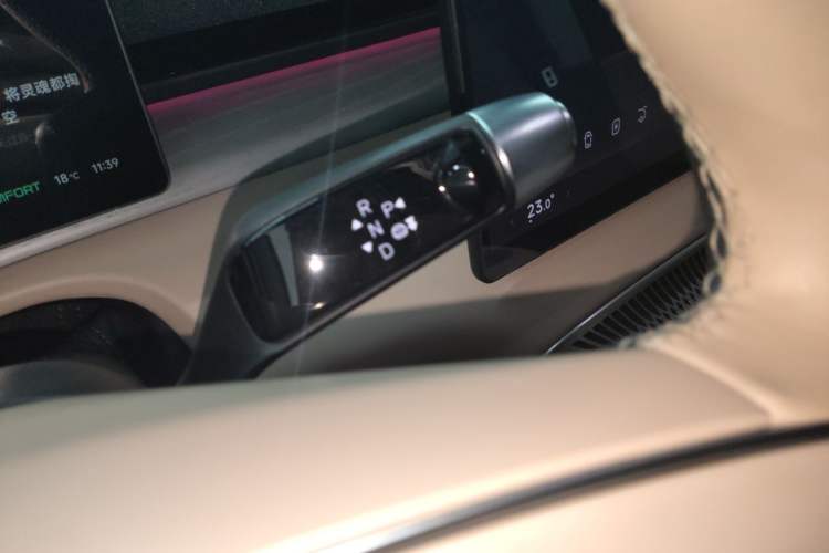 Used XPeng X9 2024 702 Ultra-Long Range Pro Gear Lever