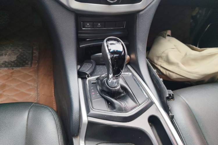 Used JMC Yusheng S350 2013 2.4T Automatic 2WD Diesel Ultra-Luxury 7-Seater Gear Lever