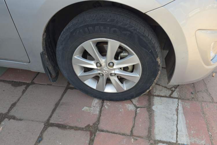 Used Hyundai Verna (older generation) 2010 Sedan 1.4L Manual Comfort GS Right Front Wheel Hub