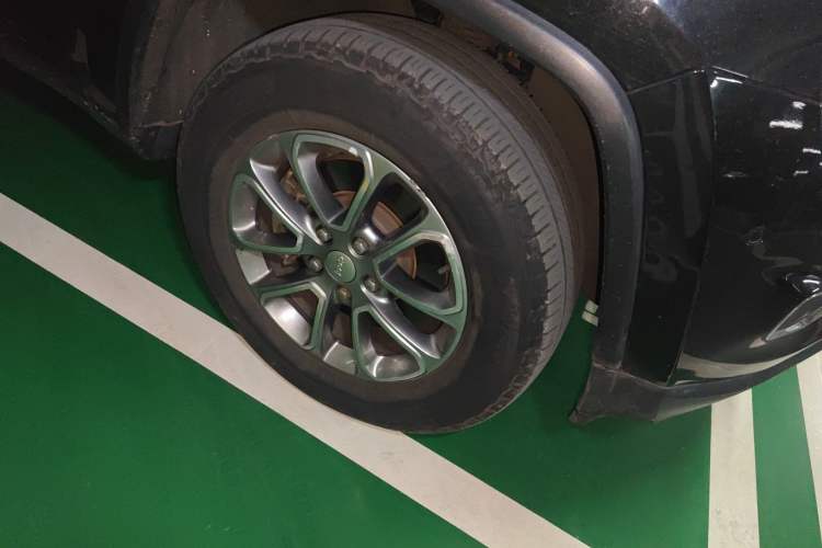 Used Jeep Grand Cherokee 2014 3.6L Elite Navigation Edition Right Front Wheel Hub