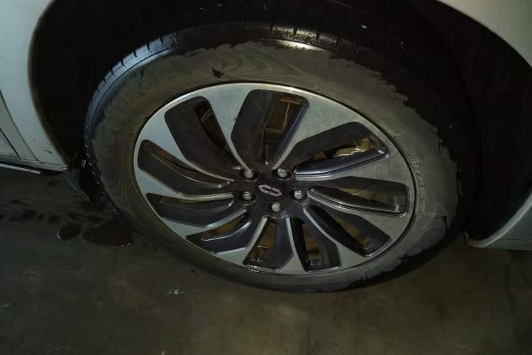 Used Hima AITO M7 2024 1.5T Rear-Drive Plus Version 5 Seats Right Front Wheel Hub