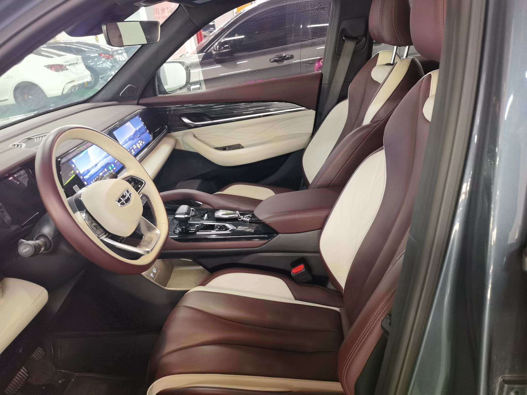 المقاعد الأمامية داخل السيارة