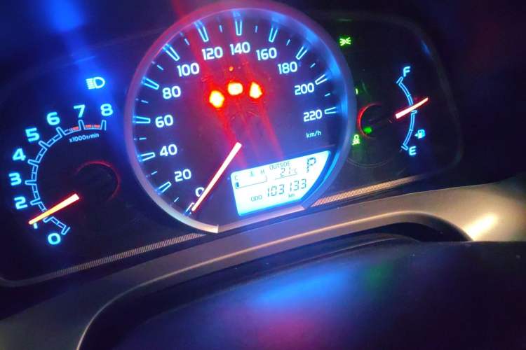 Used Toyota RAV4 2015 2.0L CVT Two-Wheel Drive Fashion Edition Odometer Close Up