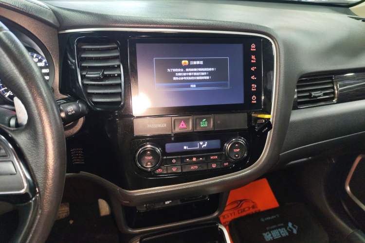 Used Mitsubishi Outlander 2016 2.4L 4x4 Elite Edition 5 Seats Audio And AC Panel