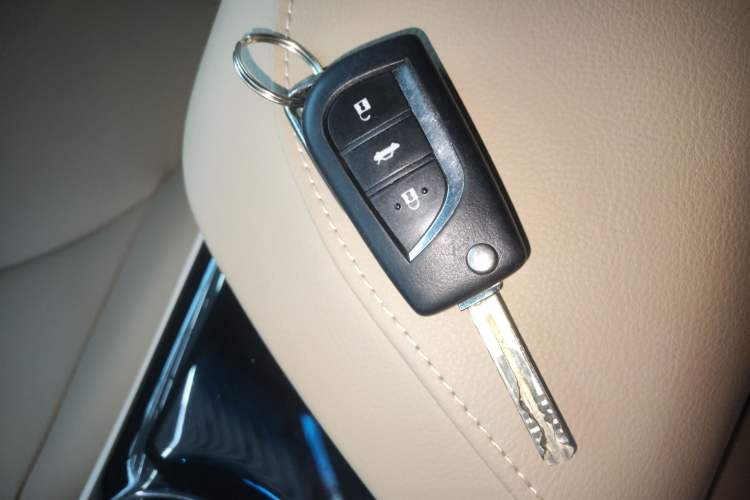 Used Toyota Camry 2019 2.0E Elite Edition China VI Standard Vehicle Key