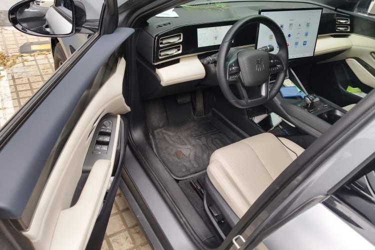 Used BYD Qin L 2025 DM-i Smart Drive 80KM Leading Model
