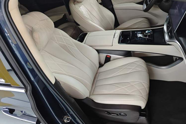 Used Denza D9 2025 DM-i Intelligent Drive 1020 Four-Wheel Drive Flagship Model
