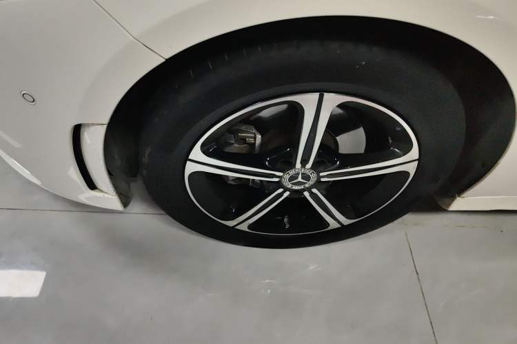Used Mercedes-Benz A-Class 2022 Revised Version A 200 L Sport Sedan Fashionable Style Left Front Wheel Hub