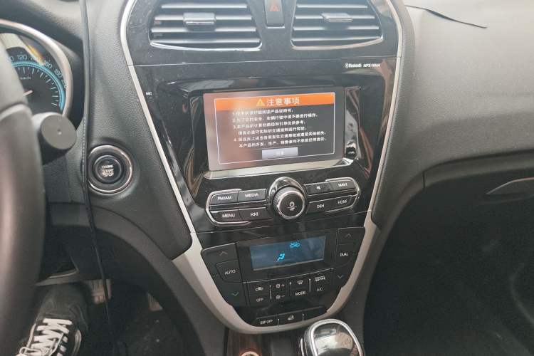 Used GAC Trumpchi GS5 Super 2015 1.8T Automatic Two-Wheel Drive Luxury Edition Audio And AC Panel