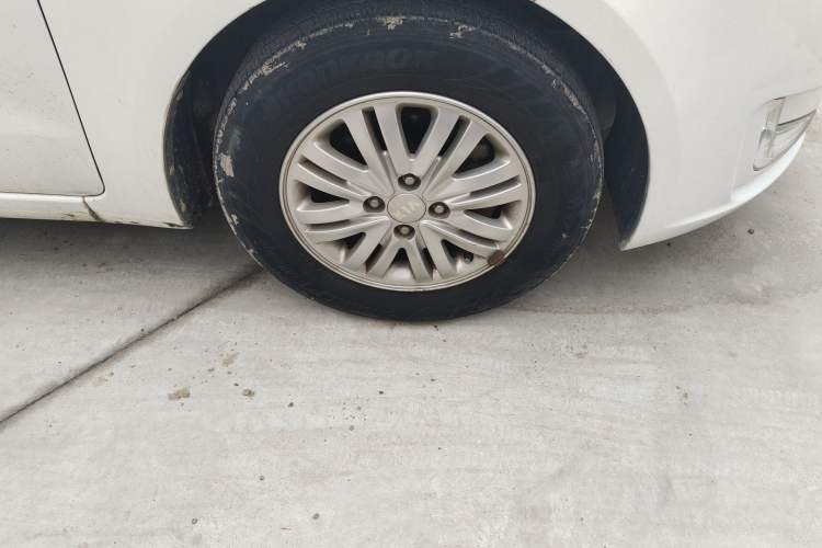 Used Kia K2 2012 Sedan 1.4L Automatic GLS Commemorative Edition Right Front Wheel Hub