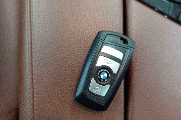 Used BMW 5 Series 2014 520Li Elegant Model
