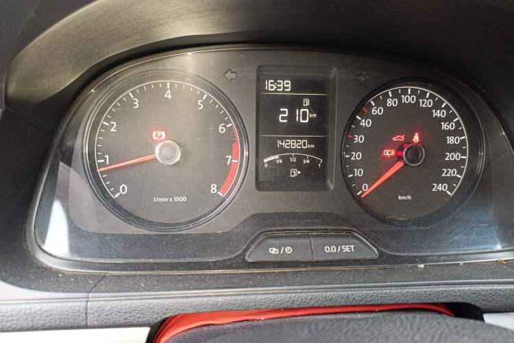 Used Volkswagen Lavida 2013 Revised Classic 1.6L Manual Fashion Edition Odometer Close Up