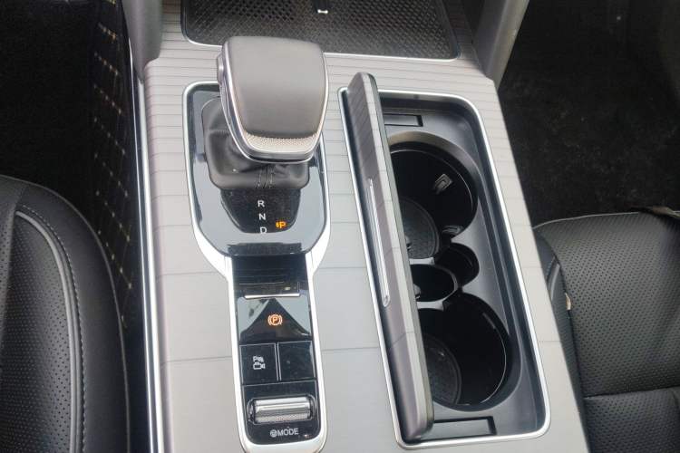 Used Hongqi HS7 PHEV 2024 2.0T PHEV Four-Wheel Drive Flagship Edition 6 Seats Gear Lever