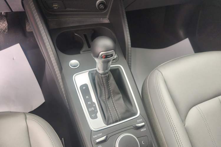 Used Audi Q2L 2022 35 TFSI Fashionable and Elegant Model Gear Lever