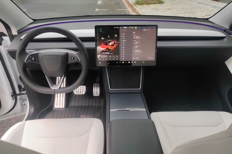 Used Tesla Model Y 2025 Rear-Wheel Drive First Edition Center Console