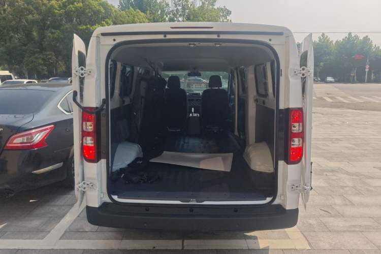 Used Wuling Yangguang 2024 300KM Comfort Version Passenger Van 75kW