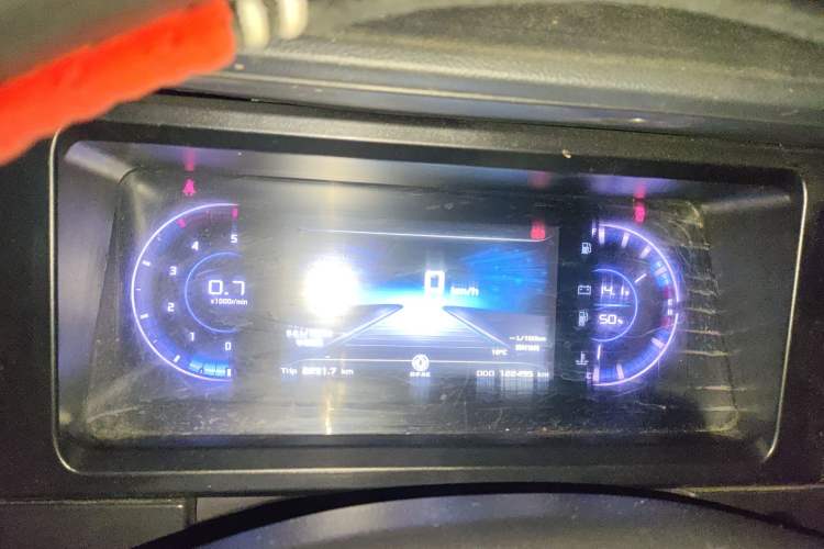 Used Dongfeng Yufeng 2023 V9+ 2.3T Manual Rear-Drive Cargo Van with Dual Rear Tires 3-Seater
