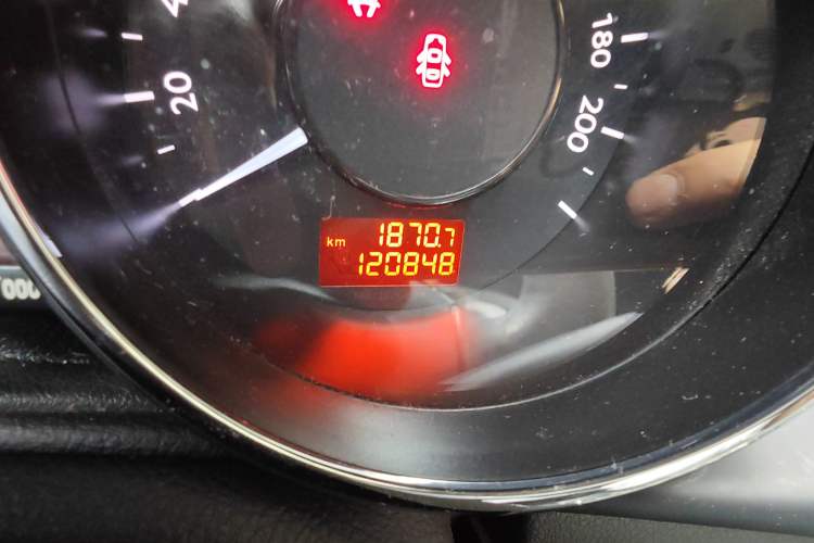 Used Peugeot 3008 2013 2.0L Automatic Trend Edition Odometer Close Up