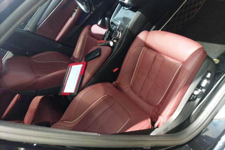 Used BMW 5 Series 2022 Restyled 530Li Luxury Edition M Sport Package Right Front Seat