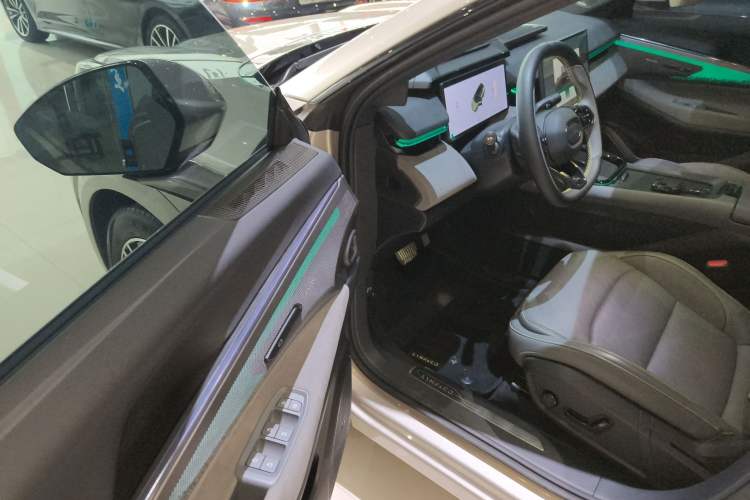 Used Lynk & Co 08 EM-P 2025 245km Ultra-Long Range Halo