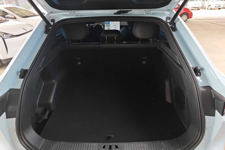 Used Livan 7 2023 450 km – Chasing Clouds Trunk