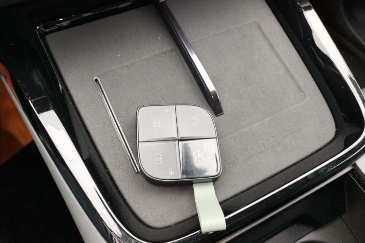 Used Lynk & Co 08 EM-P 2025 220 km All-Wheel-Drive Performance Halo