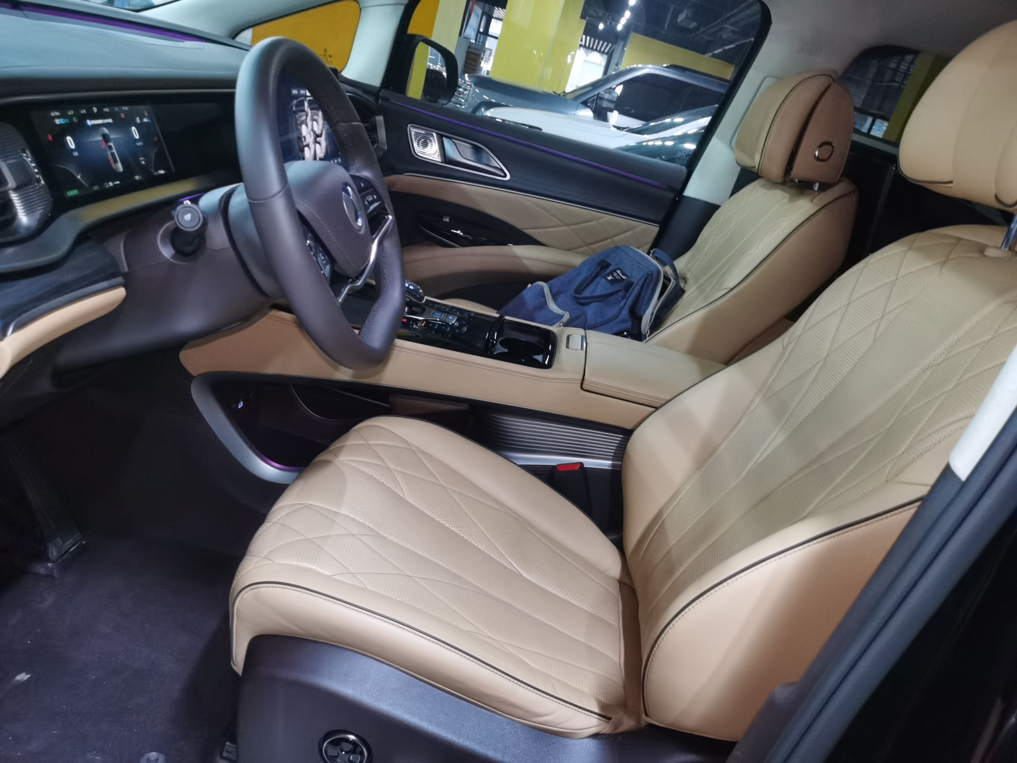 المقاعد الأمامية داخل السيارة